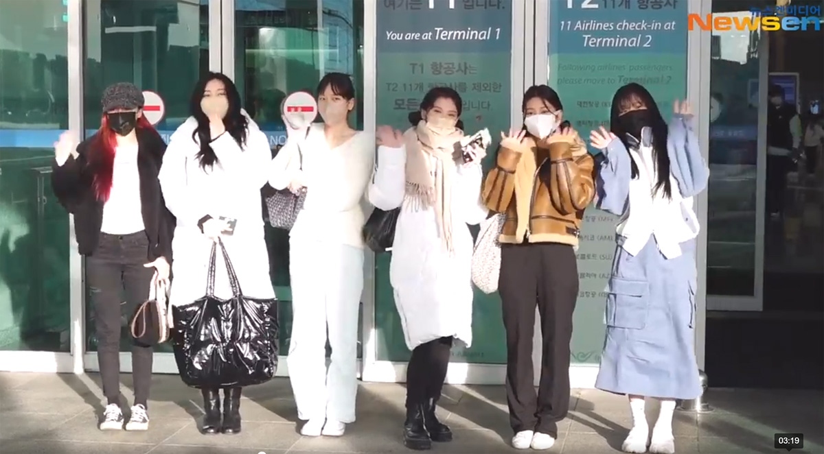 Korea girl band Momoland arrives in Vietnam for performance